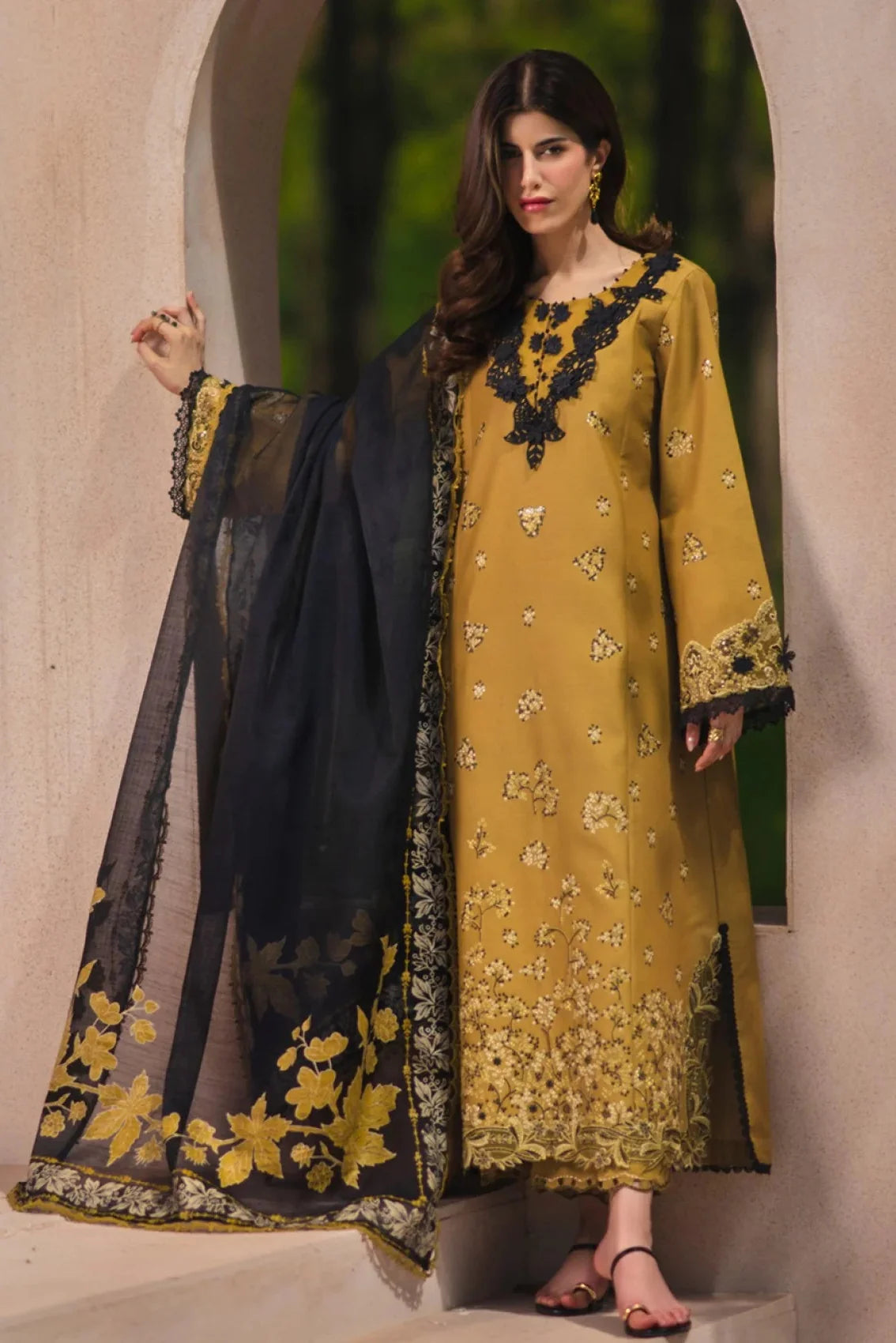 RANG RASIYA - 3PC LAWN EMBROIDERED SHIRT WITH MANAAR PRINTED DUPATTA AND TROUSER - HZG3033
